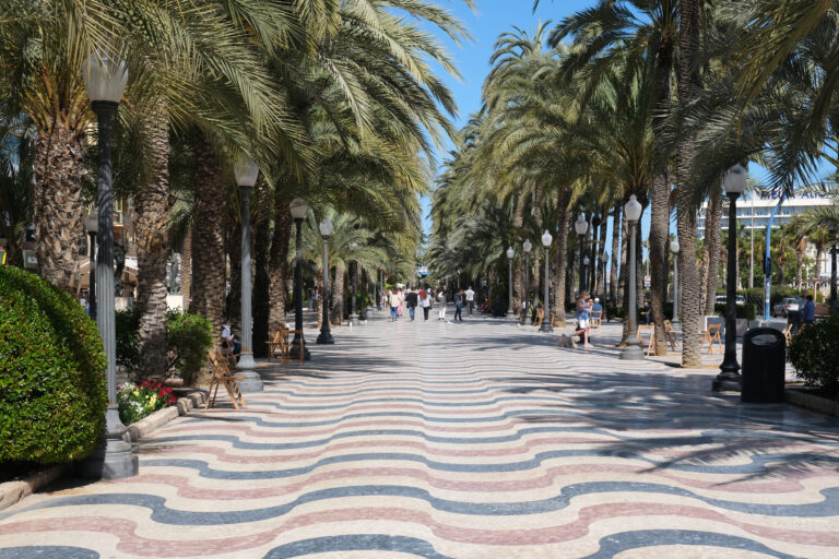 Explanada de España w Alicante, spór o masową turystykę