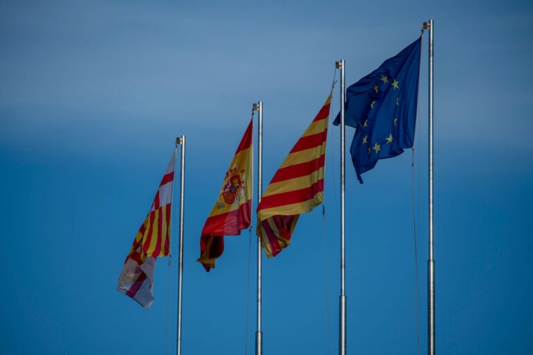 Flagi Hiszpanii i Unii Europejskiej, vida laboral i formalności w Hiszpanii
