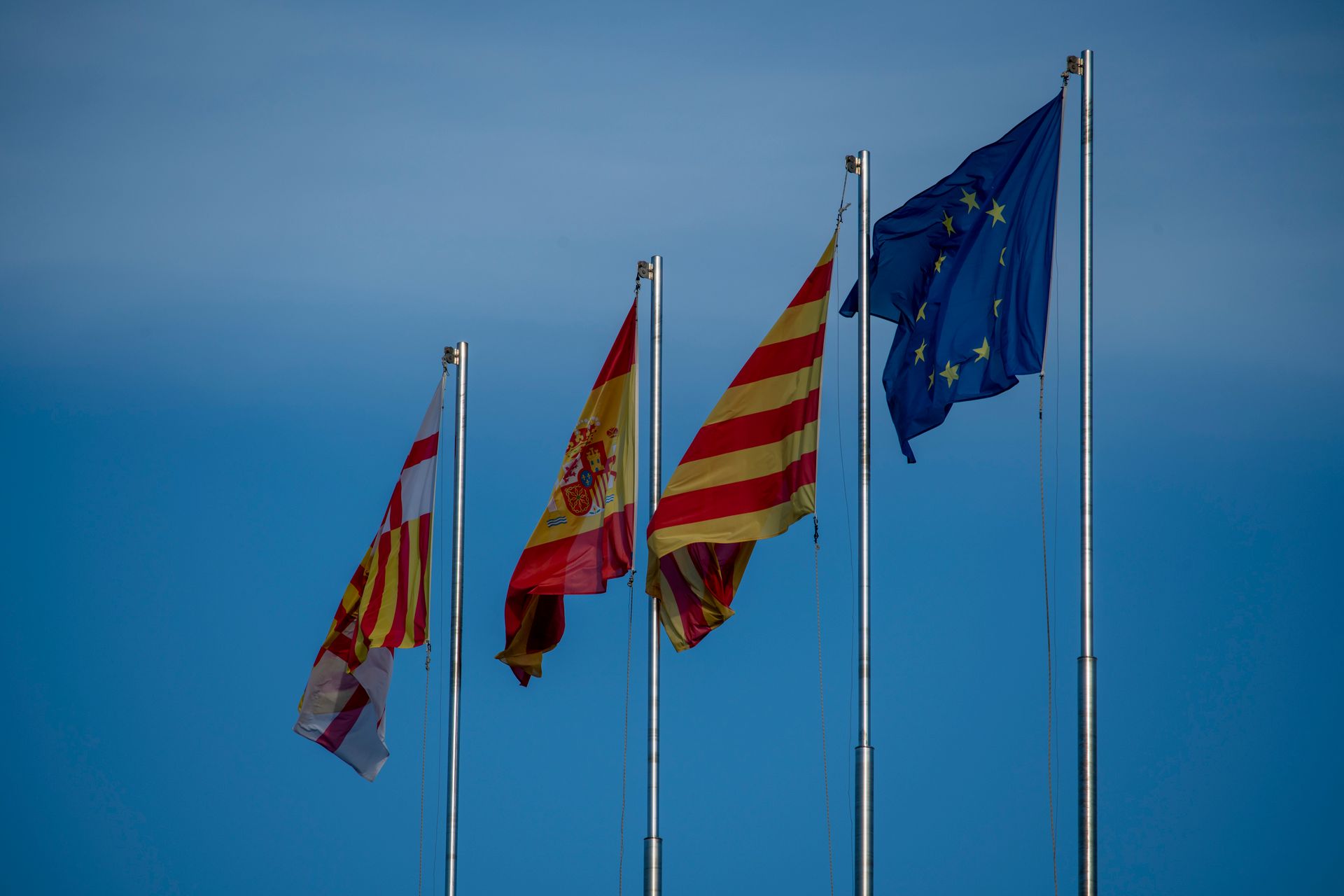 Flagi Hiszpanii i Unii Europejskiej, vida laboral i formalności w Hiszpanii