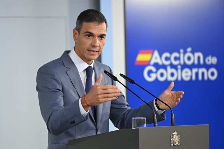 Pedro Sánchez przemawia na konferencji prasowej po Radzie Ministrów
